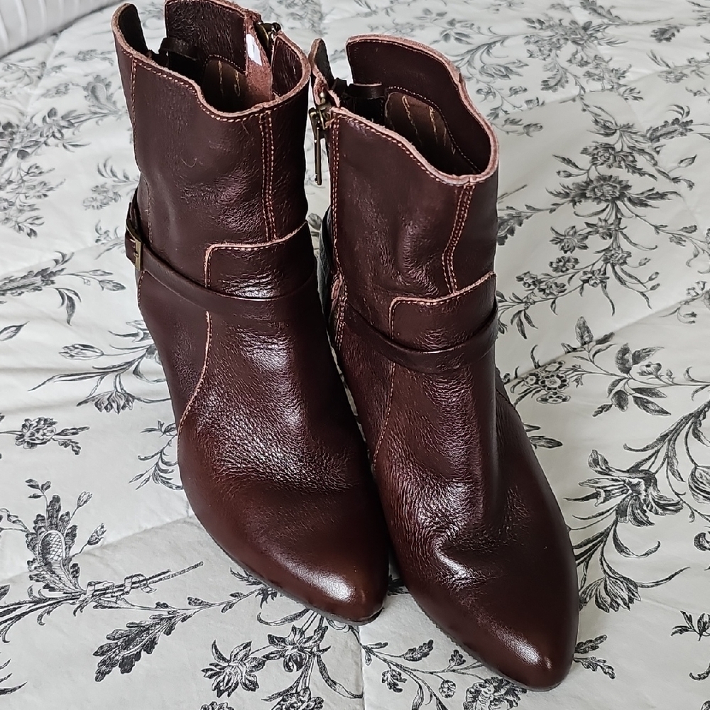 NWT Women's Brown Leather Boots